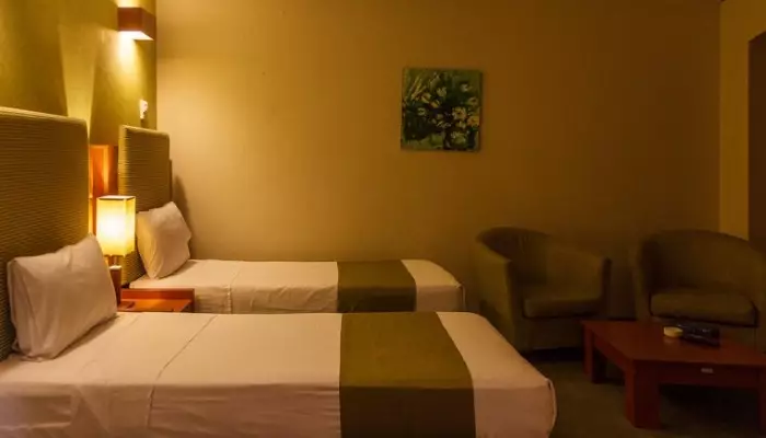 سفربازی - اتاق دو تخته هتل